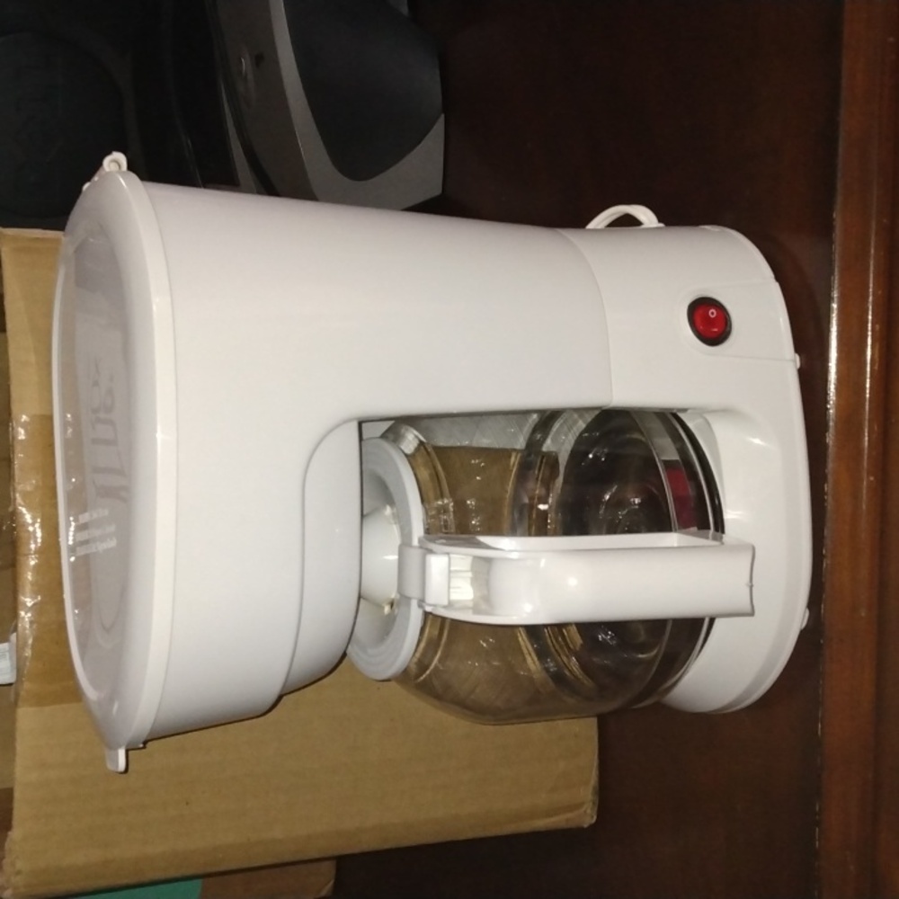 MAINSTAYS White Drip Coffee Maker with 12 Cup Glass Caraf - Picture 6 of 8